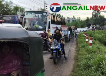 কালিহাতী বাসস্ট্যান্ড ব্রিজে ট্রাক বিকল ॥ তিন ঘন্টা পর যান চলাচল স্বাভাবিক