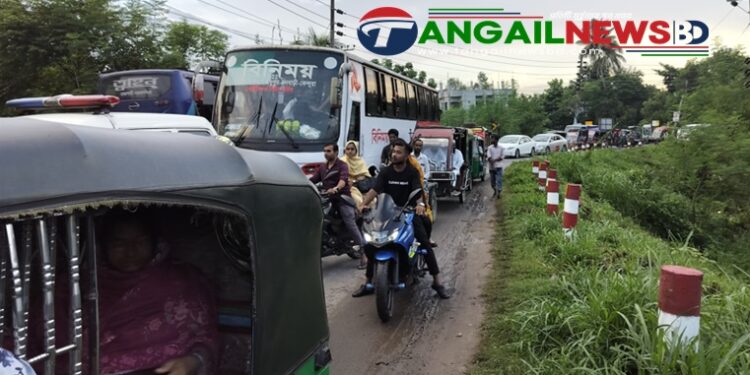 কালিহাতী বাসস্ট্যান্ড ব্রিজে ট্রাক বিকল ॥ তিন ঘন্টা পর যান চলাচল স্বাভাবিক
