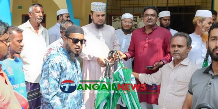 টাঙ্গাইলের ঘারিন্দা ইউনিয়নে বিভিন্ন শিক্ষা প্রতিষ্ঠানে টুকুর পক্ষে ছাতা বিতরণ