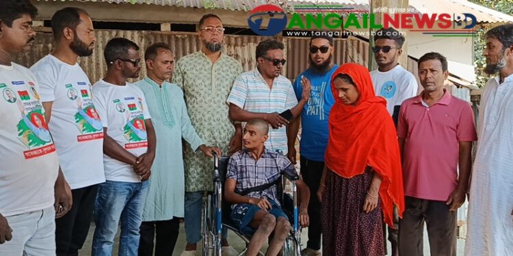 টাঙ্গাইলের ঘারিন্দায় প্রতিবন্ধীদের মাঝে টুকুর পক্ষে হুইল চেয়ার প্রদান
