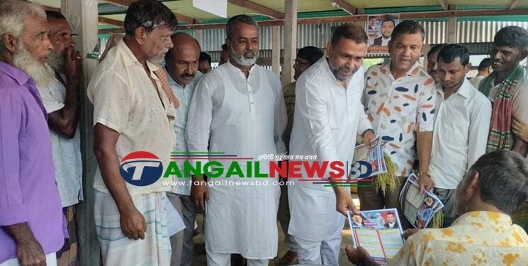 মির্জাপুরে বিএনপি নেতা সাইদ সোহরাবের ৩১ দফার লিফলেট বিতরণ