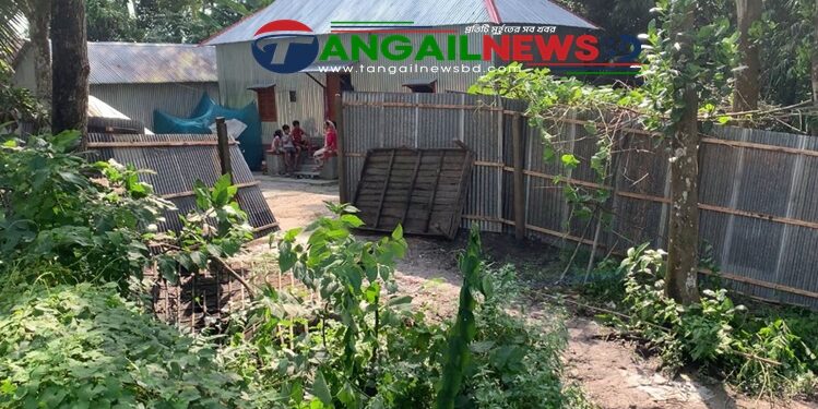 দেলদুয়ারে দুই ভাইয়ের জমি সংক্রান্ত বিরোধে রাস্তায় বেরিকেট