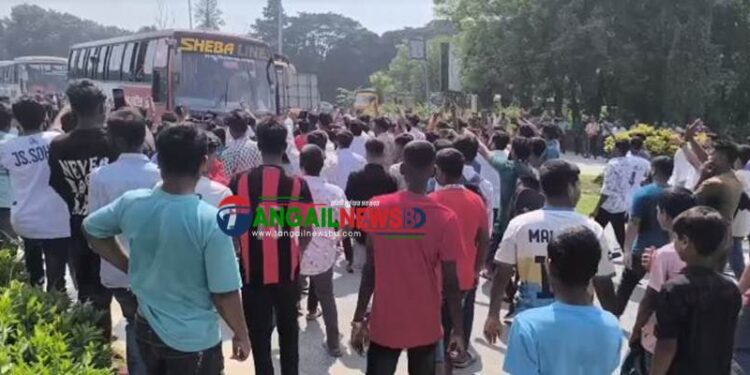 টাঙ্গাইলকে ঢাকা বিভাগে বহাল রাখার দাবীতে যমুনাসেতু-ঢাকা মহাসড়ক অবরোধ