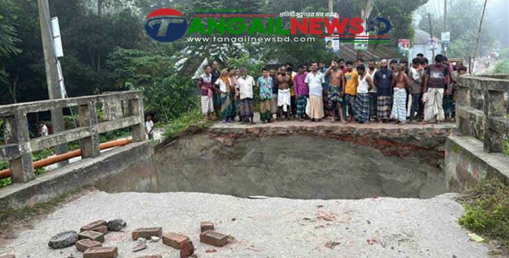 টাঙ্গাইলে চারাবাড়ী এসডিএস সেতুর অ্যাপ্রোচ সড়ক ধসে যানবাহন চলাচল বন্ধ