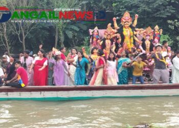 কালিহাতীর ঝিনাই নদীতে নৌকা শোভাযাত্রা ও প্রতিমা বিসর্জনে শেষ হলো শারদীয় দুর্গোৎসব