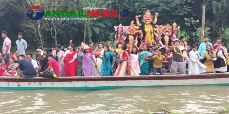 কালিহাতীর ঝিনাই নদীতে নৌকা শোভাযাত্রা ও প্রতিমা বিসর্জনে শেষ হলো শারদীয় দুর্গোৎসব