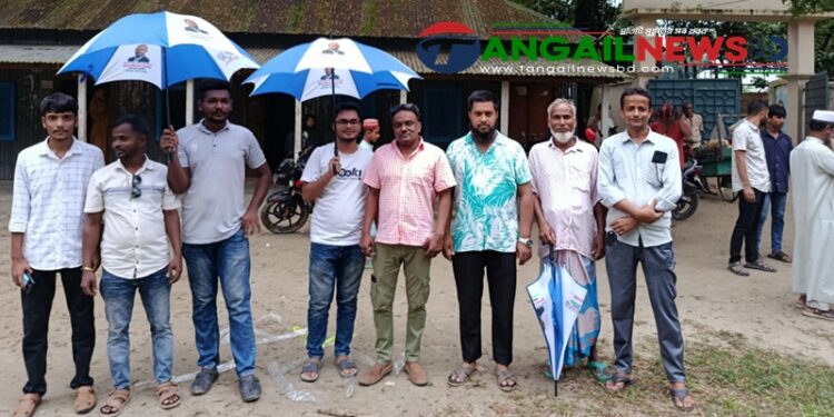 টাঙ্গাইলের ঘারিন্দায় স্কুলগুলোতে টুকুর পক্ষে ছাতা বিতরণ