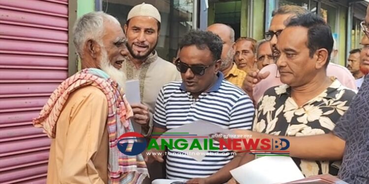 টাঙ্গাইলের গালায় টুকুর পক্ষে ৩১ দফা মানুষকে উপস্থাপনে লিফলেট বিতরণ