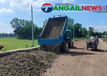 টাঙ্গাইলে আঞ্চলিক মহাসড়ক নির্মাণ কাজে ঠিকাদারের গাফিলতিতে চরম ভোগান্তি