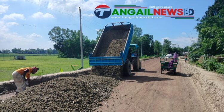 টাঙ্গাইলে আঞ্চলিক মহাসড়ক নির্মাণ কাজে ঠিকাদারের গাফিলতিতে চরম ভোগান্তি