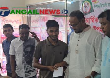 টাঙ্গাইলে শহীদ পরিবার এবং আহতদের মাঝে টুকুর আর্থিক সহায়তা প্রদান