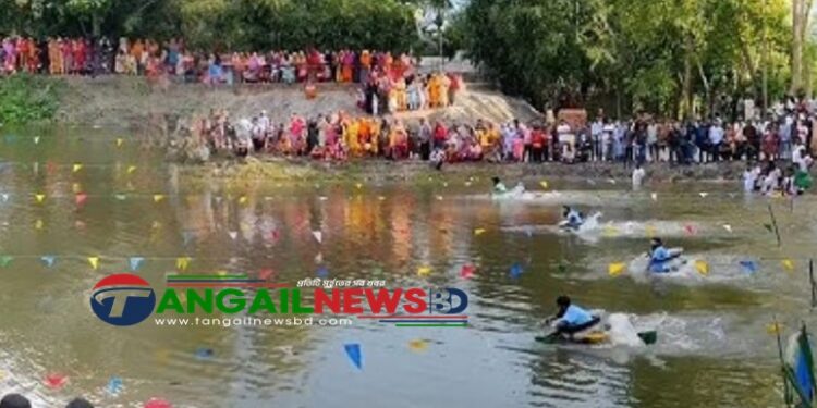 গোপালপুরের গুলিপেঁচা পুকুরে ব্যতিক্রমী ‘পাতিল বাইচ’ অনুষ্ঠিত