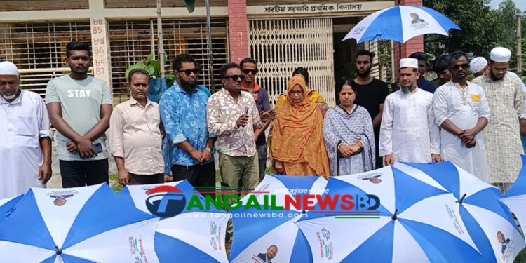 টাঙ্গাইলের ঘারিন্দায় স্কুলগুলোতে টুকুর পক্ষে ছাতা বিতরণ