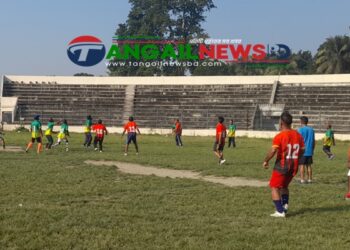 টাঙ্গাইল স্টেডিয়ামে শারদীয় প্রীতি ফুটবলে লাল দল ৩-১ গোলে জয়ী