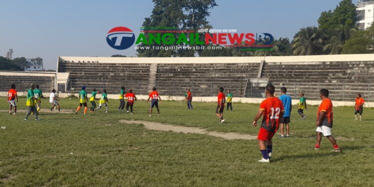 টাঙ্গাইল স্টেডিয়ামে শারদীয় প্রীতি ফুটবলে লাল দল ৩-১ গোলে জয়ী