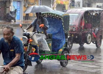 বৃষ্টিতে বিপর্যস্ত হয়ে পড়েছে টাঙ্গাইলের জনজীবন