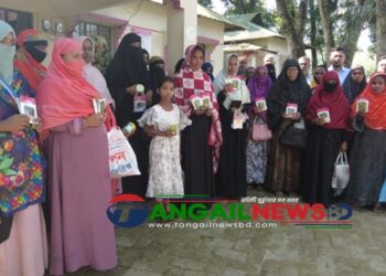 গোপালপুরে কৃষকদের মাঝে সবজি বীজ বিতরণ