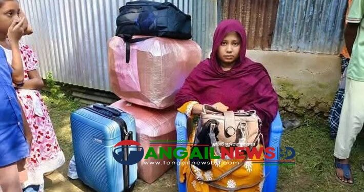 ঘাটাইলে বিয়ের ৫ বছর পর স্বামীর বাড়িতে স্ত্রীর অনশন