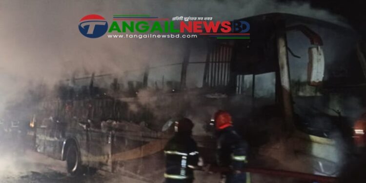 ঢাকা-টাঙ্গাইল মহাসড়কের বাঐখোলায় চলন্ত বাসে আগুন