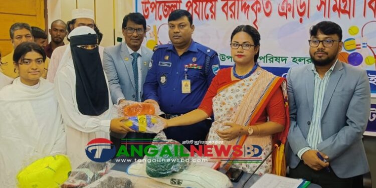 দেলদুয়ারে ৫টি কলেজে ক্রীড়া সামগ্রী বিতরণ