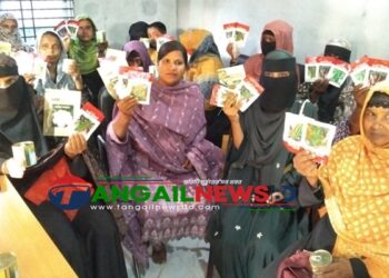 কালিহাতীর কস্তিরপাড়ায় নারী কৃষকদের মাঝে সবজি বীজ বিতরণ
