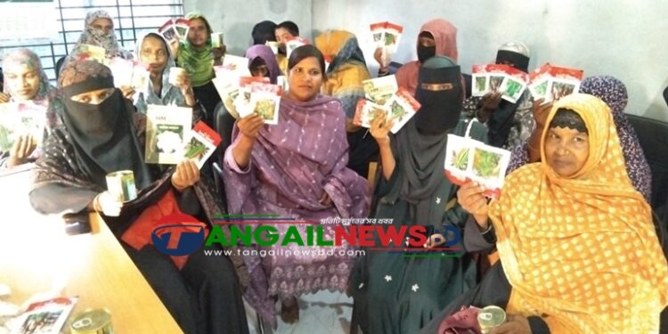 কালিহাতীর কস্তিরপাড়ায় নারী কৃষকদের মাঝে সবজি বীজ বিতরণ