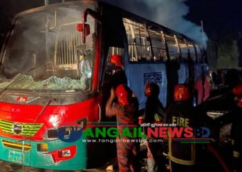 মধুপুরে বিক্ষুব্ধ জনতা বিনিময় পরিবহন বাসে অগ্নিসংযোগ করেছে