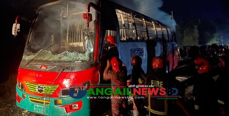 মধুপুরে বিক্ষুব্ধ জনতা বিনিময় পরিবহন বাসে অগ্নিসংযোগ করেছে