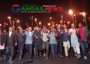 কালিহাতীতে মনোনয়ন পরিবর্তনের দাবিতে যমুনা সেতু মহাসড়ক অবরোধ করে মশাল মিছিল