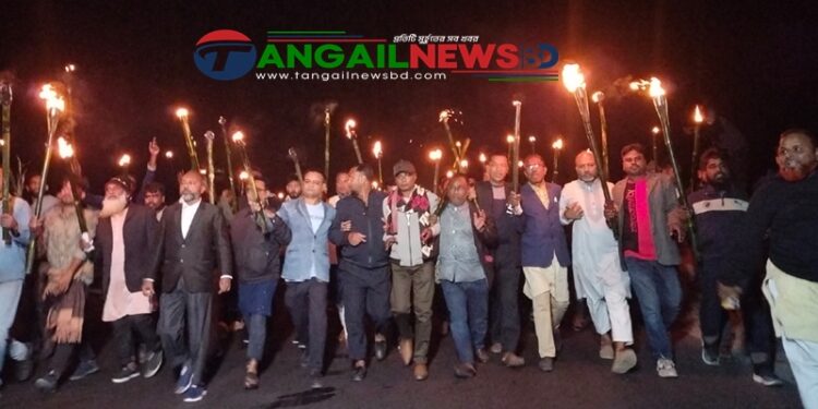 কালিহাতীতে মনোনয়ন পরিবর্তনের দাবিতে যমুনা সেতু মহাসড়ক অবরোধ করে মশাল মিছিল