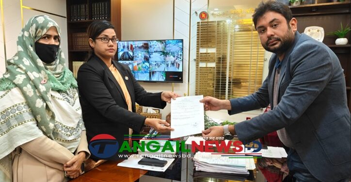 দেলদুয়ারে মনোনয়নপত্র জমা দিলেন স্বতন্ত্র প্রার্থী জুয়েল সরকার