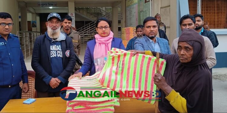 দেলদুয়ারে ছিন্নমূল অসহায় মানুষের মাঝে শীতবস্ত্র বিতরণ