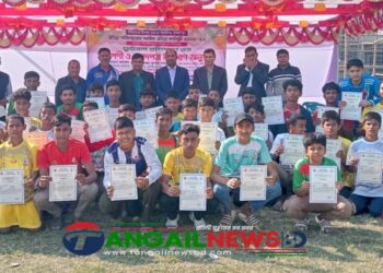 টাঙ্গাইল স্টেডিয়ামে ফুটবল প্রশিক্ষণ শেষে সনদপত্র বিতরণ