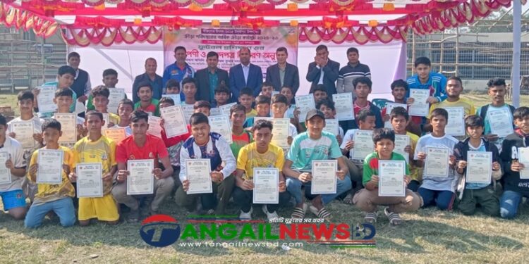 টাঙ্গাইল স্টেডিয়ামে ফুটবল প্রশিক্ষণ শেষে সনদপত্র বিতরণ