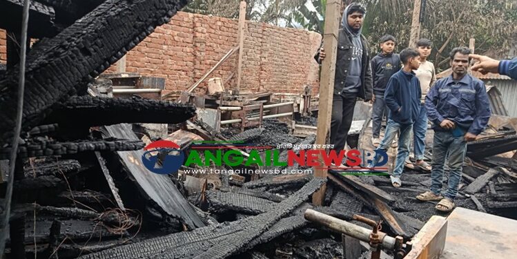 কালিহাতীতে টিম্বার ও ডোর দোকানে ভয়াবহ আগুনে ক্ষয়ক্ষতি