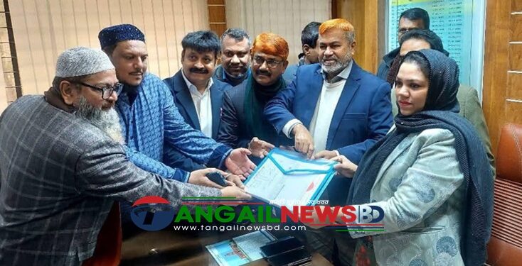 মির্জাপুর-৭ বিএনপির প্রার্থী আজাদ সিদ্দিকীর মনোনয়নপত্র জমা