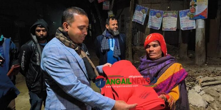 গভীর রাতে শীতার্তদের দ্বারে দ্বারে কম্বল নিয়ে ঘাটাইলের ইউএনও