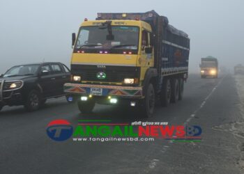 টাঙ্গাইলে মহাসড়কে হেডলাইট জ্বালিয়ে ধীরগতিতে যানবাহন চলাচল