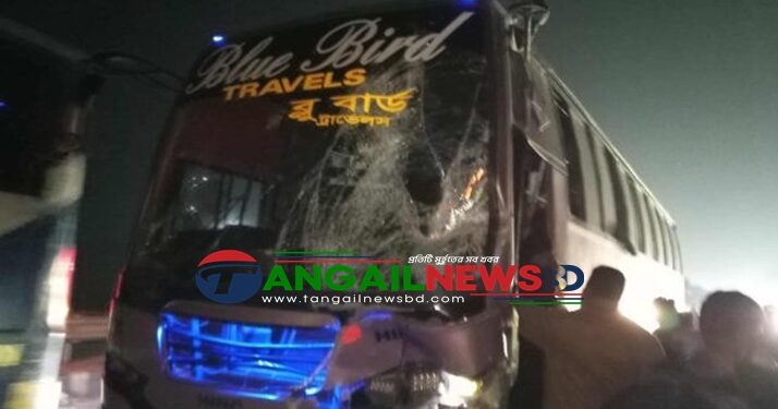মির্জাপুরে দাঁড়িয়ে থাকা বাসে অন্য বাসের ধাক্কায় নিহত ১ জন