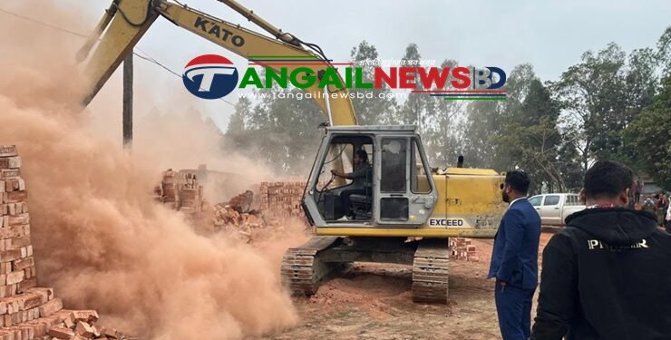 মির্জাপুরে অবৈধভাবে ইটভাটা ভেঙে দিল জেলা প্রশাসন ও পরিবেশ অধিদপ্তর