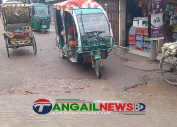 টাঙ্গাইল শান্তিকুঞ্জের মোড়ে ঠেলাঠেলির ২০ ফিট রাস্তা এখন গলার কাঁটা