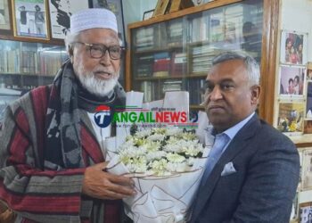 স্বতন্ত্র প্রার্থী সালাউদ্দিন আলমগীর বঙ্গবীর কাদের সিদ্দিকীর সাথে সাক্ষাৎ করেছেন