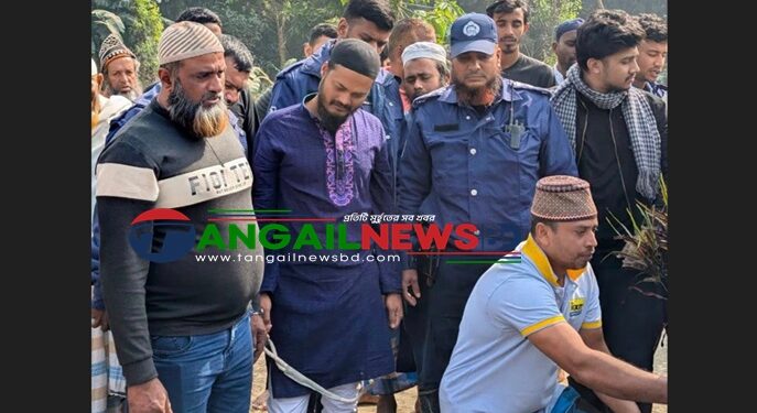 সাবেক ছাত্রলীগ নেতা রিয়াদ প্যারোলে মুক্তি পেয়ে পড়ালেন বাবার জানাজা