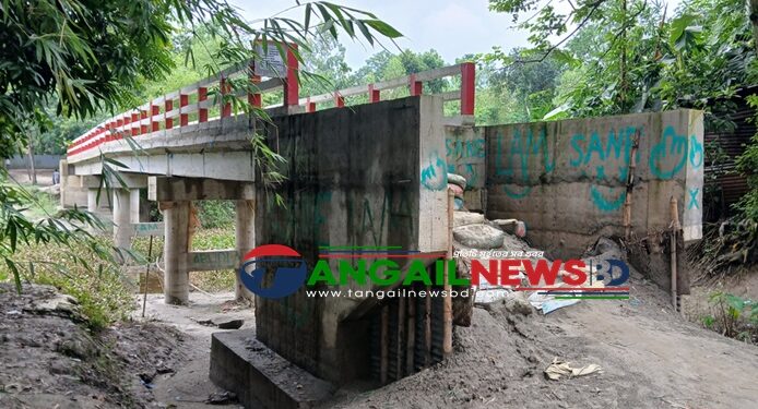 টাঙ্গাইলের চিলাবাড়ীতে সেতুর সঙ্গে সড়ক নেই ॥ দুর্ভোগে লক্ষাধিক মানুষ