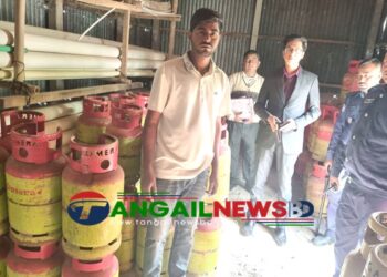 বাসাইলে এলপিজি গ্যাস মজুত ও দাম বেশি রাখায় জরিমানা