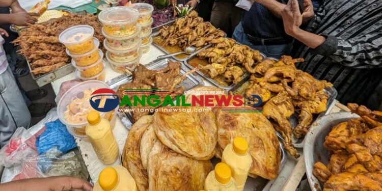 টাঙ্গাইলের বিভিন্ন স্থানে বাহারি ইফতারির পসরা ॥ ইফতারির বাজারও চড়া