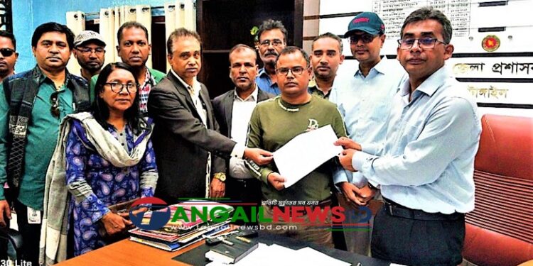 টাঙ্গাইলে পাঁচ দফা দাবিতে ক্যাবের স্মারকলিপি প্রদান