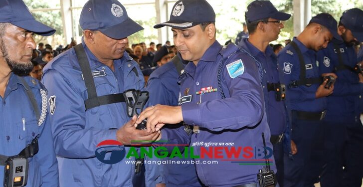 নির্বাচনে টাঙ্গাইলে পুলিশের বডি-ওর্ন ক্যামেরা ব্যবহারকারীদের প্রশিক্ষণ অনুষ্ঠিত