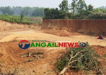 মির্জাপুরে আইনকে পরোয়া করছে না পাহাড়ী লাল মাটি ব্যবসায়ীরা