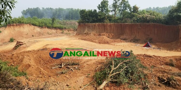 মির্জাপুরে আইনকে পরোয়া করছে না পাহাড়ী লাল মাটি ব্যবসায়ীরা